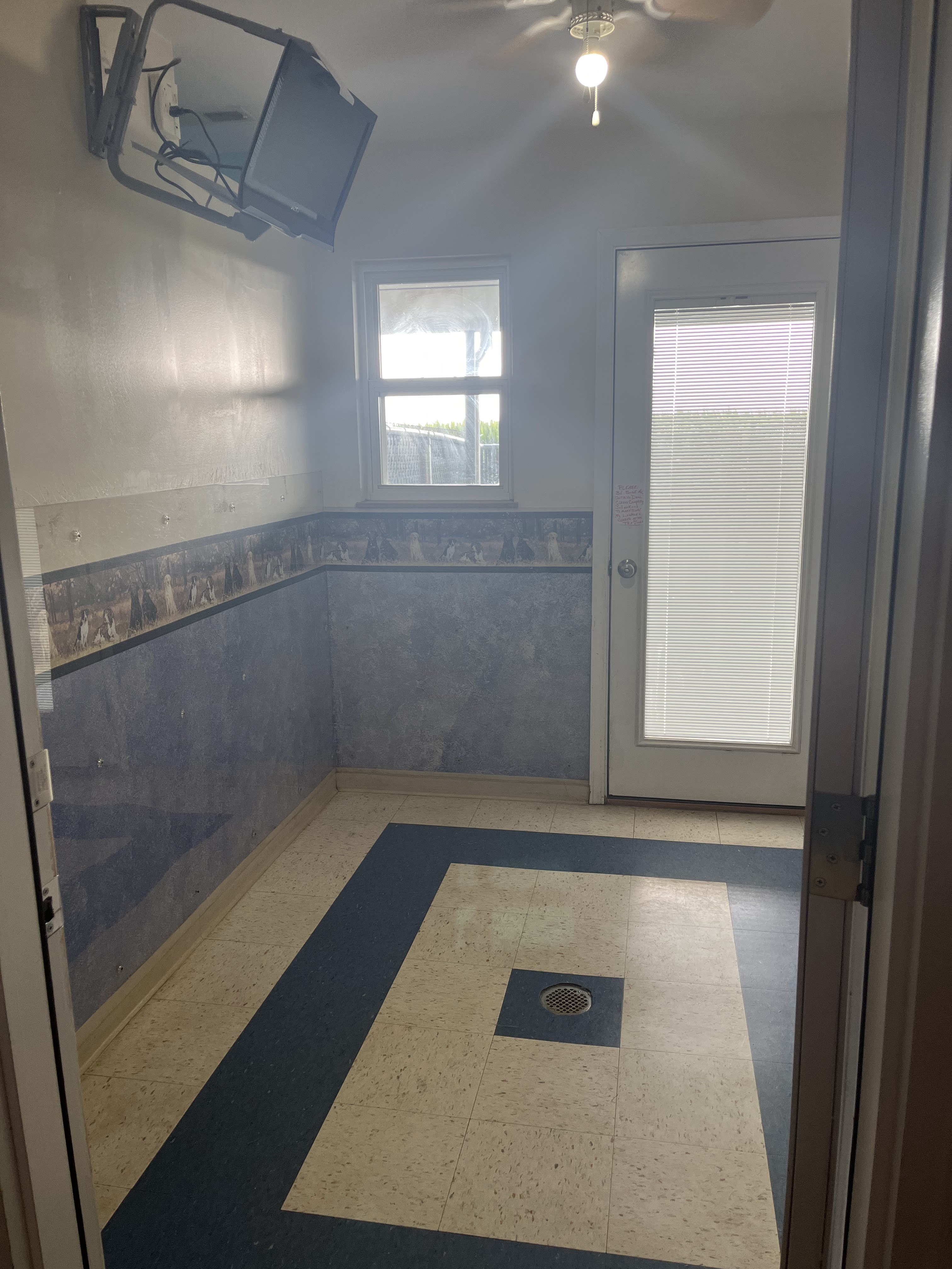 inside Suites 7' x 9'